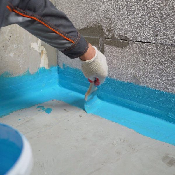 Kellerabdichtung von innen: Epoxidfarbe am Wand-Boden-Übergang aufgetragen zur Abdichtung feuchter Kellerwände und Schutz vor aufsteigender Feuchtigkeit